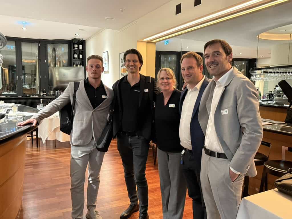 F75BBE7D 6417 403B 8250 C629F53C5739 1 105 c